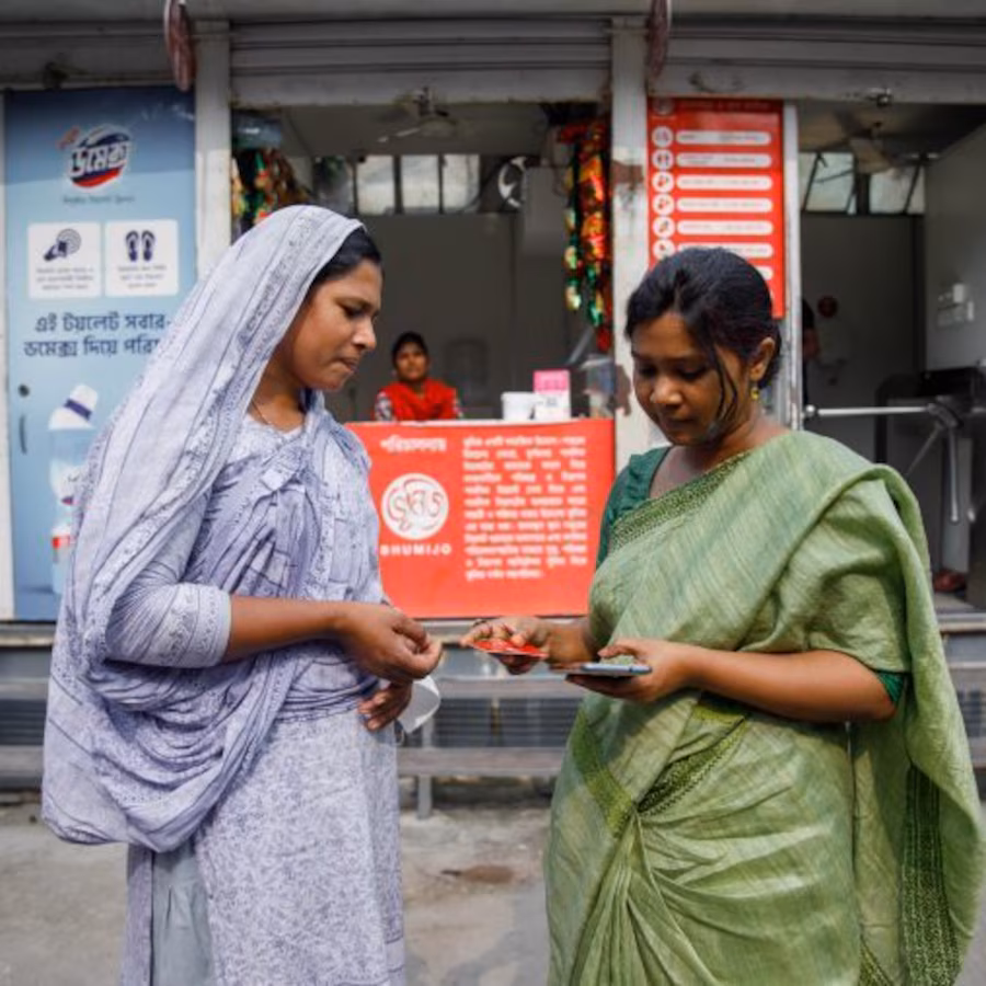 Two women in Sari's in conversation